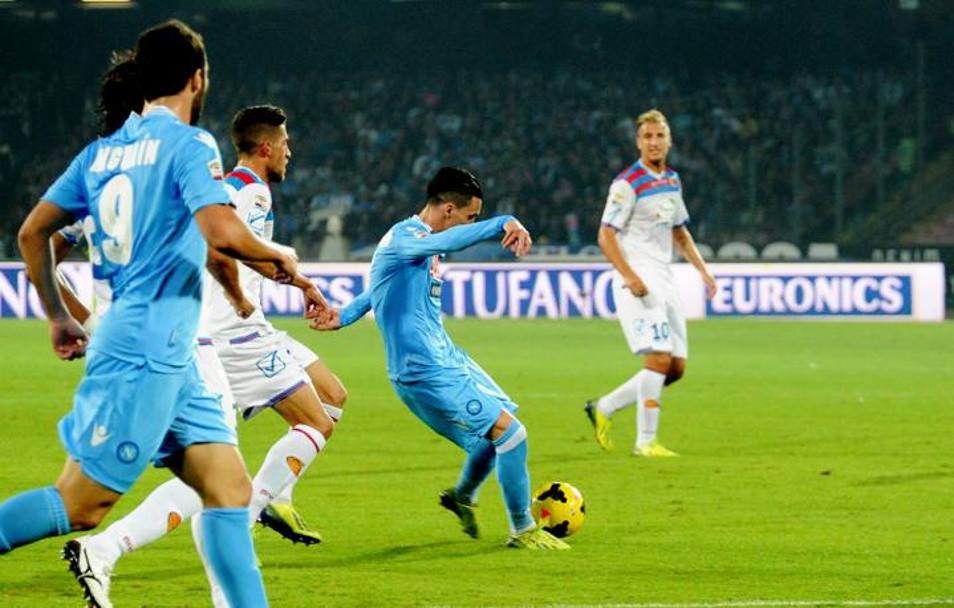 Il Napoli ospita il Catania nella 10a giornata di Serie A. I partenopei subito in gol: spettacolare sinistro dal limite di Callejon sparato sotto l&#39;incrocio, Andujar pu solo guardare.